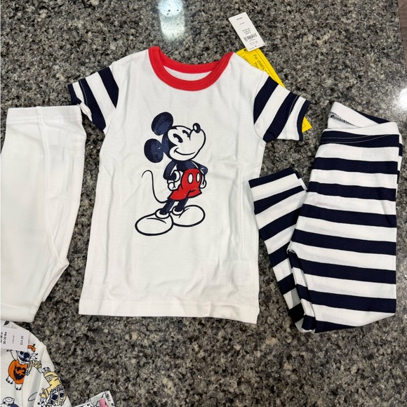 Gap Pajama Bundle - 2T - Picture 3 of 6